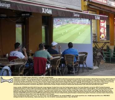Football, EURO 2012, Football fans follow the games in Berlin pubs