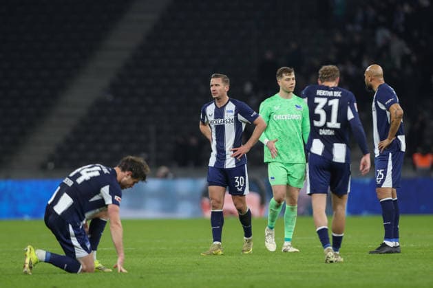 14 03 2025, xtgx, Soccer 2 Bundesliga, Hertha BSC Berlin VfL Bochum emspor, v l Hertha enttaeuscht, enttäuscht, schaut enttaeuscht, niedergeschlagen, disappointed DFL DFB REGULATIONS PROHIBIT ANY USE OF PHOTOGRAPHS as IMAGE SEQUENCES and or QUASI VIDEO Berlin