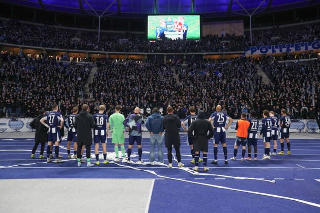 14 03 2025, xtgx, Fußball 2 Bundesliga, Hertha BSC Berlin VfL Bochum emspor, v l Hertha Bedankt sich bei den Fans DFL DFB REGULATIONS PROHIBIT ANY USE OF PHOTOGRAPHS as IMAGE SEQUENCES and or QUASI VIDEO Berlin