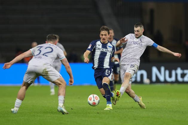 14 03 2025, xtgx, Soccer 2 Bundesliga, Hertha BSC Berlin VfL Bochum emspor, v l Michal Karbownik Hertha, 33 , Matus Bero Bochum, 19 duel, duel, fight, tackle DFL DFB REGULATIONS PROHIBIT ANY USE OF PHOTOGRAPHS as IMAGE SEQUENCES and or QUASI VIDEO Berlin