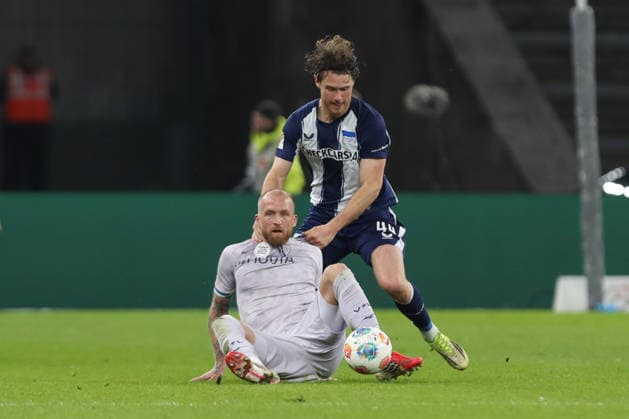 14 03 2025, xtgx, Soccer 2 Bundesliga, Hertha BSC Berlin VfL Bochum emspor, v l Philipp Hofmann Bochum, 33 , Linus Gechter Hertha, 44 duel, duel, fight, tackle DFL DFB REGULATIONS PROHIBIT ANY USE OF PHOTOGRAPHS as IMAGE SEQUENCES and or QUASI VIDEO Berlin