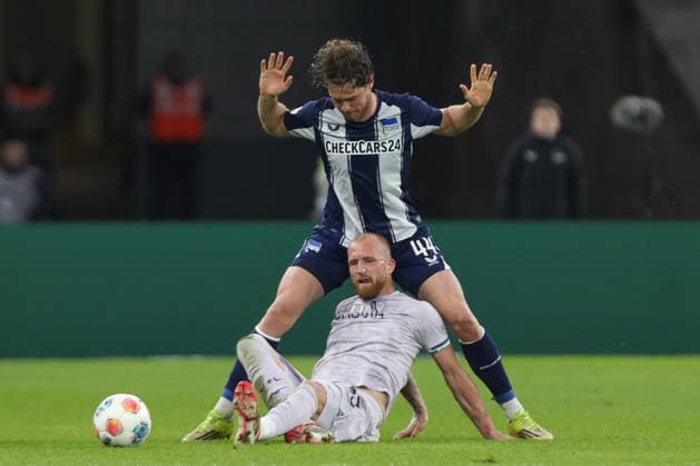 14 03 2025, xtgx, Soccer 2 Bundesliga, Hertha BSC Berlin VfL Bochum emspor, v l Philipp Hofmann Bochum, 33 , Linus Gechter Hertha, 44 duel, duel, fight, tackle DFL DFB REGULATIONS PROHIBIT ANY USE OF PHOTOGRAPHS as IMAGE SEQUENCES and or QUASI VIDEO Berlin
