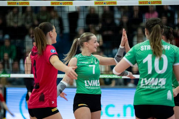 1 Volleyball Bundesliga Women USC Münster vs Schwarz Weiss Erfurt Münster 14 03 2026 Elena Kömmling 7 USC Münster and team 1 Volleyball Bundesliga Women USC Münster vs Schwarz Weiss Erfurt Sporthalle Berg Fidel 14 03 2026 Copyright: xBEAUTIFULxSPORTS Duehringx