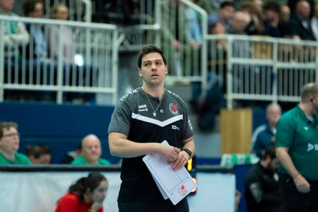 1 Volleyball Bundesliga Women USC Münster vs Schwarz Weiss Erfurt Münster 14 03 2026 Paplo Sanchez Coach Schwarz Weiss Erfurt 1 Volleyball Bundesliga Women USC Münster vs Schwarz Weiss Erfurt Sporthalle Berg Fidel 14 03 2026 Copyright: xBEAUTIFULxSPORTS Duehringx