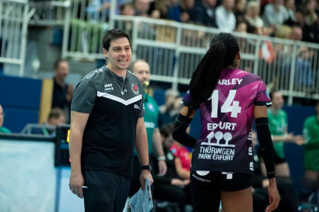 1 Volleyball Bundesliga Women USC Münster vs Schwarz Weiss Erfurt Münster 14 03 2026 Paplo Sanchez Coach Schwarz Weiss Erfurt and Alianza Darley 14 Schwarz Weiss Erfurt 1 Volleyball Bundesliga Women USC Münster vs Schwarz Weiss Erfurt Sporthalle Berg Fidel 14 03 2026 Copyright: xBEAUTIFULxSPORTS Duehringx