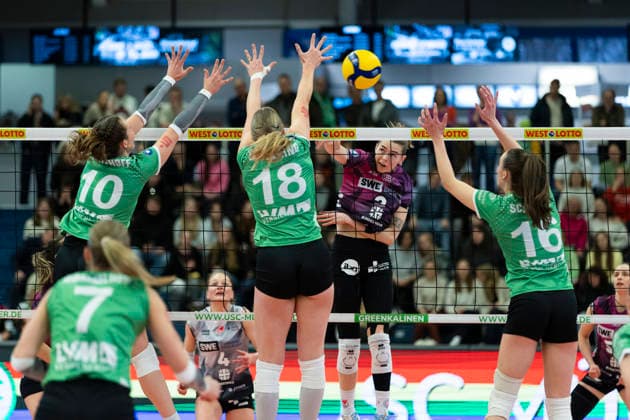 1 Volleyball Bundesliga Women USC Münster vs Schwarz Weiss Erfurt Münster 14 03 2026 Elizabeth Sandbothe 2 Schwarz Weiss Erfurt vs Amelie Strothoff 10 USC Münster left , Diane Seybering 18 USC Münster center and Lena Schultze 16 USC Münster right 1 Volleyball Bundesliga Women USC Münster vs Schwarz Weiss Erfurt Sporthalle Berg Fidel 14 03 2026 Copyright: xBEAUTIFULxSPORTS Duehringx