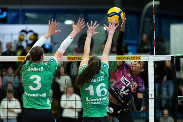 1 Volleyball Bundesliga Women USC Münster vs Schwarz Weiss Erfurt Münster 14 03 2026 Alianza Darley 14 Schwarz Weiss Erfurt vs Esther Spöler 3 USC Münster left and Lena Schultze 16 USC Münster right 1 Volleyball Bundesliga Women USC Münster vs Schwarz Weiss Erfurt Sporthalle Berg Fidel 14 03 2026 Copyright: xBEAUTIFULxSPORTS Duehringx