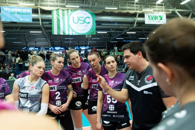 1 Volleyball Bundesliga Women USC Münster vs Schwarz Weiss Erfurt Münster 14 03 2026 Paplo Sanchez Coach Schwarz Weiss Erfurt right and team after the match 1 Volleyball Bundesliga Women USC Münster vs Schwarz Weiss Erfurt Sporthalle Berg Fidel 14 03 2026 Copyright: xBEAUTIFULxSPORTS Duehringx
