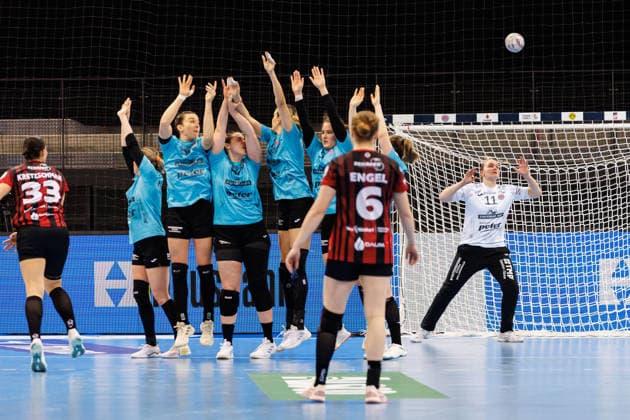 the last free throw in the first half by Lucie Marie Kretzschmar Bensheim Auerbach, 33 goes over the goal of Laura Kuske Thüringer HC, 11, Goalkeeper , 14 03 2026, Stuttgart Germany , Handball Women, Final4 2026, Semi-final 1, Thüringer HC HSG Bensheim Auerbach xprx