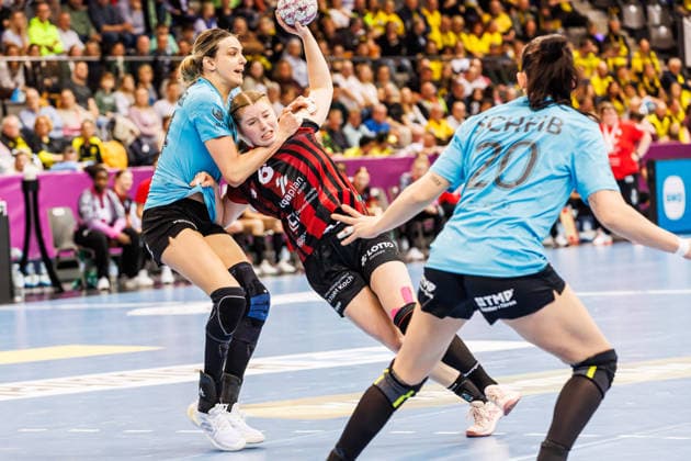 from left Anika Niederwieser Thüringer HC, 14 brings Nina Engel Bensheim Auerbach, 6 down right Jana Scheib Thüringer HC, 20 , 14 03 2026, Stuttgart Germany , Handball Women, Final4 2026, Semifinal 1, Thüringer HC HSG Bensheim Auerbach xprx
