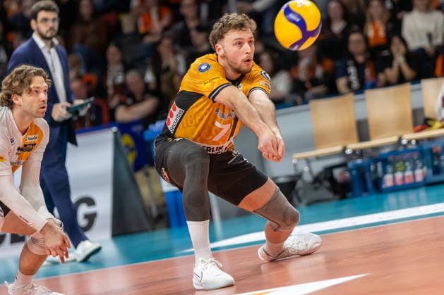14 03 2026, Berlin, Volleyball 1 Bundesliga, Mens matchday, BR Volleys Energiequelle Netzhoppers KW, Max Schmeling Halle Simon Plaskie takes the ball BR Volleys Energiequelle Netzhoppers KW