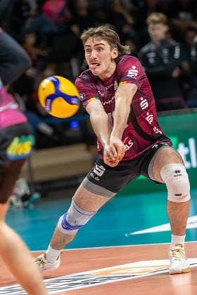 14 03 2026, Berlin, Volleyball 1 Bundesliga, Mens matchday, BR Volleys Energiequelle Netzhoppers KW, Max Schmeling Halle Isaiah Olfert takes the ball BR Volleys Energiequelle Netzhoppers KW
