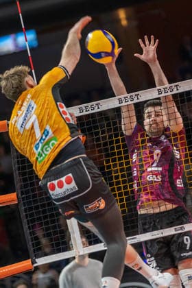 14 03 2026, Berlin, Volleyball 1 Bundesliga, Mens matchday, BR Volleys Energiequelle Netzhoppers KW, Max Schmeling Halle Fedor Ivanov plays the ball against the block of Hannes Gerken BR Volleys Energiequelle Netzhoppers KW