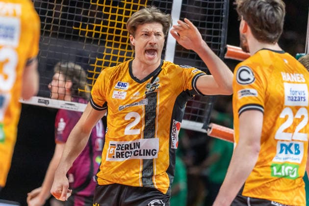 14 03 2026, Berlin, Volleyball 1 Bundesliga, Mens matchday, BR Volleys Energiequelle Netzhoppers KW, Max Schmeling Halle Matthew Knigge is happy about the point scored BR Volleys Energiequelle Netzhoppers KW