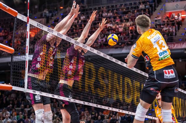 14 03 2026, Berlin, Volleyball 1 Bundesliga, Mens matchday, BR Volleys Energiequelle Netzhoppers KW, Max Schmeling Halle Ruben Schott plays the ball against the block of Energiequelle Netzhoppers BR Volleys Energiequelle Netzhoppers KW