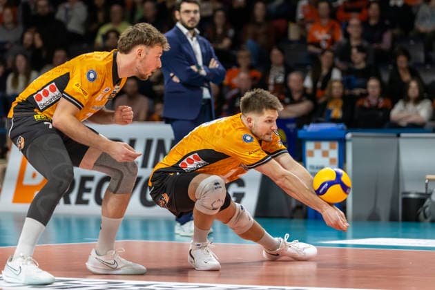 14 03 2026, Berlin, Volleyball 1 Bundesliga, Mens matchday, BR Volleys Energiequelle Netzhoppers KW, Max Schmeling Halle Ruben Schott takes the ball BR Volleys Energiequelle Netzhoppers KW
