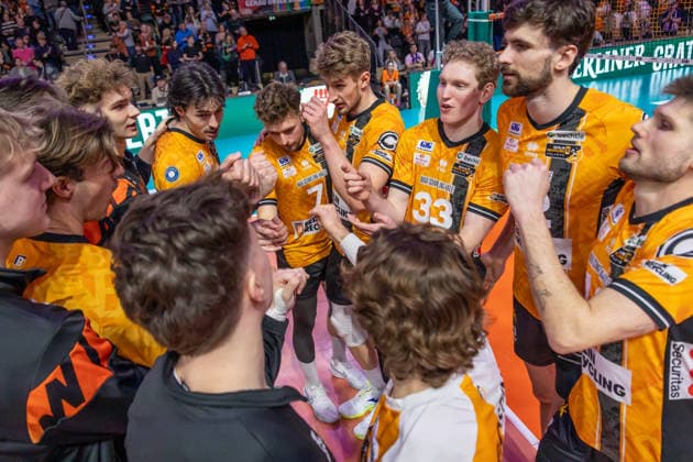 14 03 2026, Berlin, Volleyball 1 Bundesliga, Mens match day, BR Volleys Energiequelle Netzhoppers KW, Max Schmeling Halle The team is happy about the point win BR Volleys Energiequelle Netzhoppers KW