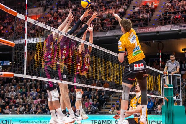 14 03 2026, Berlin, Volleyball 1 Bundesliga, Mens matchday, BR Volleys Energiequelle Netzhoppers KW, Max Schmeling Halle Simon Plaskie plays the ball against the block of Energiequelle Netzhoppers BR Volleys Energiequelle Netzhoppers KW
