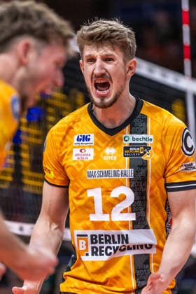 14 03 2026, Berlin, Volleyball 1 Bundesliga, Mens matchday, BR Volleys Energiequelle Netzhoppers KW, Max Schmeling Halle Florian Krage Brewitz is happy about the point BR Volleys Energiequelle Netzhoppers KW earned