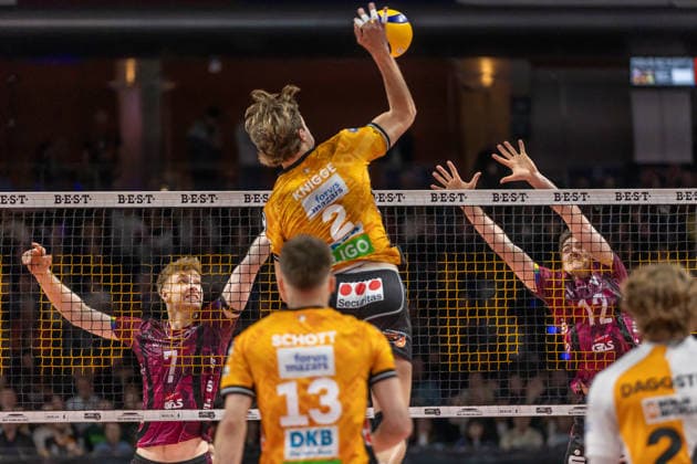 14 03 2026, Berlin, Volleyball 1 Bundesliga, Mens match day, BR Volleys Energiequelle Netzhoppers KW, Max Schmeling Halle Matthew Knigge plays the ball over the net BR Volleys Energiequelle Netzhoppers KW