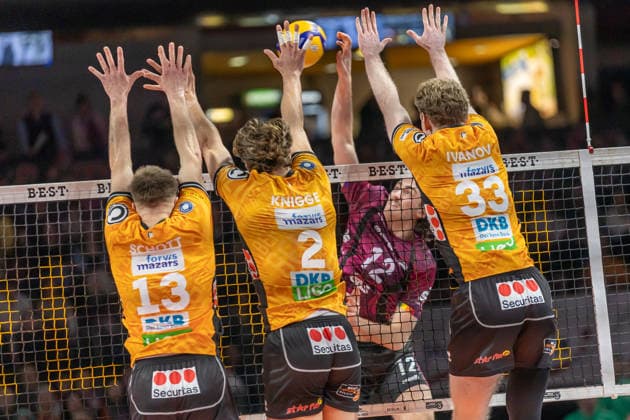 14 03 2026, Berlin, Volleyball 1 Bundesliga, Mens matchday, BR Volleys Energiequelle Netzhoppers KW, Max Schmeling Halle Isaiah Olfert plays the ball against the block of Ruben Schott, Matthew Knigge and Fedor Ivanov BR Volleys Energiequelle Netzhoppers KW