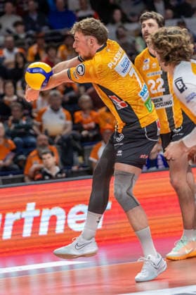 14 03 2026, Berlin, Volleyball 1 Bundesliga, Mens matchday, BR Volleys Energiequelle Netzhoppers KW, Max Schmeling Halle Simon Plaskie takes the ball BR Volleys Energiequelle Netzhoppers KW