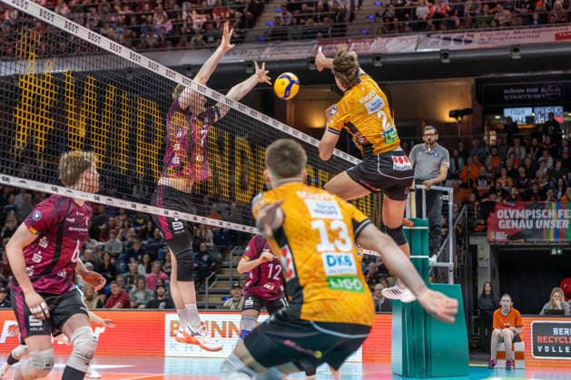 14 03 2026, Berlin, Volleyball 1 Bundesliga, Mens matchday, BR Volleys Energiequelle Netzhoppers KW, Max Schmeling Halle Matthew Knigge plays the ball against the block of Carl Möller BR Volleys Energiequelle Netzhoppers KW