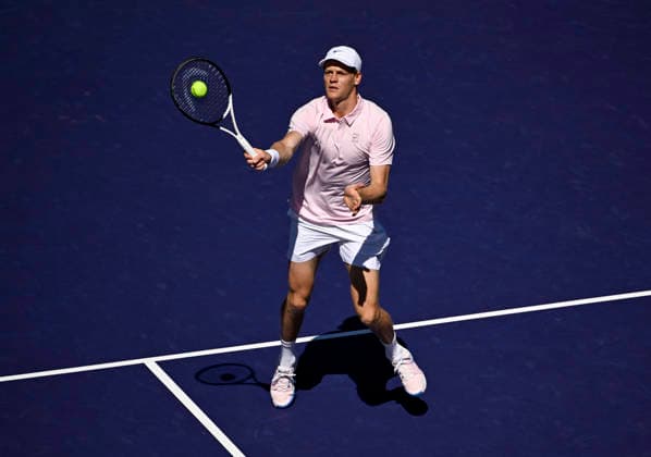 March 14, 2026 Jannik Sinner (ITA) returns a shot against Alexander Zverev (GER) during their semifinal match at the BNP Paribas Open held at the Indian Wells Tennis Garden in Indian Wells, California. Mandatory Photo Credit : CSM Indian Wells United States of America - ZUMAc04_ 20260314_zma_c04_033 Copyright: xCharlesxBausx