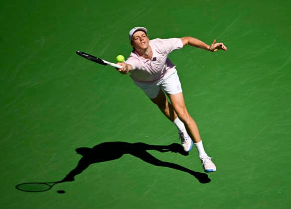March 14, 2026 Jannik Sinner (ITA) returns a shot against Alexander Zverev (GER) during their semifinal match at the BNP Paribas Open held at the Indian Wells Tennis Garden in Indian Wells, California. Mandatory Photo Credit : CSM Indian Wells United States of America - ZUMAc04_ 20260314_zma_c04_034 Copyright: xCharlesxBausx