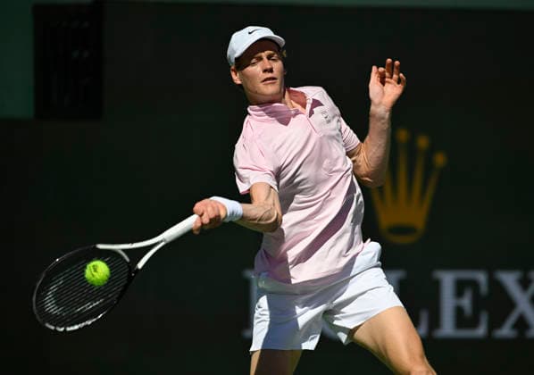 March 14, 2026 Jannik Sinner (ITA) returns a shot against Alexander Zverev (GER) during their semifinal match at the BNP Paribas Open held at the Indian Wells Tennis Garden in Indian Wells, California. Mandatory Photo Credit : CSM Indian Wells United States of America - ZUMAc04_ 20260314_zma_c04_055 Copyright: xCharlesxBausx