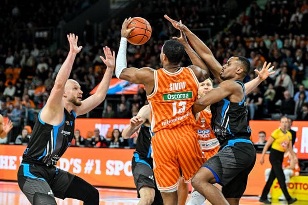 GER, BBL, ratiopharm Ulm vs Science City Jena 14 03 2026, ratiopharm arena, Neu Ulm, GER, BBL, ratiopharm Ulm vs Science City Jena, pictured Robin Christen Jena, 8 , Justin Simon Ulm, 15 , Chris Carter Jena, 5 nordphotoxGmbHx xHafner nph00200