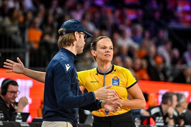 GER, BBL, ratiopharm Ulm vs Science City Jena 14 03 2026, ratiopharm arena, Neu Ulm, GER, BBL, ratiopharm Ulm vs Science City Jena, in the picture Björn Bjoern Harmsen Jena , referee Anne Panther nordphotoxGmbHx xHafner nph00200