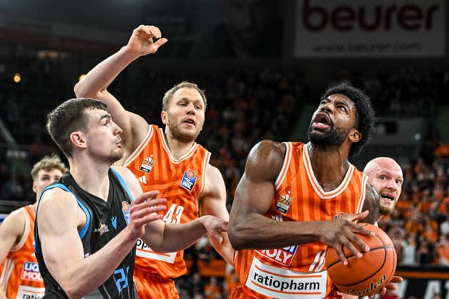 GER, BBL, ratiopharm Ulm vs Science City Jena 14 03 2026, ratiopharm arena, Neu Ulm, GER, BBL, ratiopharm Ulm vs Science City Jena, pictured Lorenz Bank Jena, 25 , Christian Sengfelder Ulm, 43 , Malik Osborne Ulm, 10 nordphotoxGmbHx xHafner nph00200