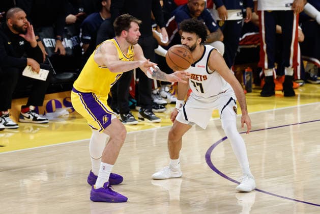 LOS ANGELES, CA - MARCH 14: Los Angeles Lakers guard Luka Doncic (77) passes the ball during the Denver Nuggets vs Los Angeles Lakers game on March 14, 2026, at Crypto.com Arena in Los Angeles, CA. (Photo by Jevone Moore Icon Sportswire) NBA, Basketball Herren, USA MAR 14 Denver Nuggets at Los Angeles Lakers EDITORIAL USE ONLY Icon20260314094