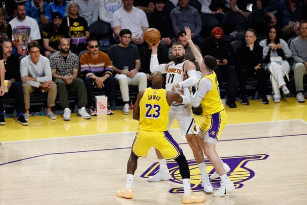 LOS ANGELES, CA - MARCH 14: Denver Nuggets center Jonas Valanciunas (17) pass out of the double team during the Denver Nuggets vs Los Angeles Lakers game on March 14, 2026, at Crypto.com Arena in Los Angeles, CA. (Photo by Jevone Moore Icon Sportswire) NBA, Basketball Herren, USA MAR 14 Denver Nuggets at Los Angeles Lakers EDITORIAL USE ONLY Icon20260314067