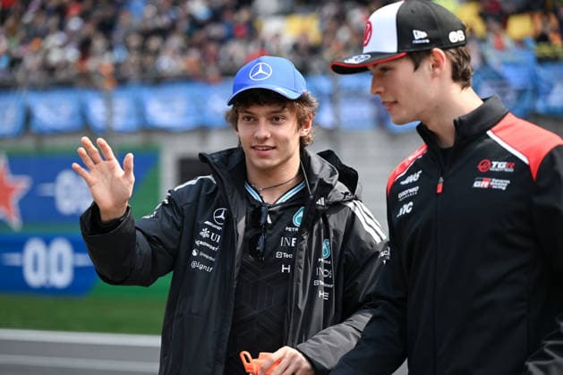 F1 Chinese Grand Prix 2026 SHANGHAI, CHINA - MARCH 15: Kimi Antonelli of Mercedes-AMG Petronas Formula One Team chats with Oliver Bearman of TGR Haas F1 Team as they walk out following the Drivers Parade at the 2026 Chinese Grand Prix, at the Shanghai International Circuit, in Shanghai, China, on March 15, 2026. Shanghai China  Copyright: xArturxWidakx originalFilename:widak-f1chines260315_npd3q.jpg