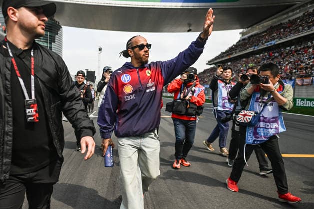 F1 Chinese Grand Prix 2026 SHANGHAI, CHINA - MARCH 15: Lewis Hamilton of Scuderia Ferrari HP walk and then poses for photographers in front of fans in the grandstand following the Drivers Parade ahead of the 2026 Chinese Grand Prix, at the Shanghai International Circuit, in Shanghai, China, on March 15, 2026. Shanghai China  Copyright: xArturxWidakx originalFilename:widak-f1chines260315_npQqk.jpg