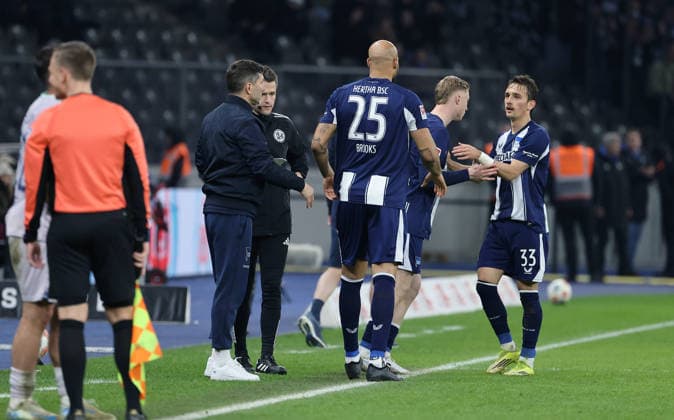 Trainer Stefan Leitl, John Anthony Brooks vor Einwechselung, Julian Eitschberger, Auswechselung Michal Karbownik Aktion Oberkörper Fußball Fussball DFL 2. Bundesliga Herren 26. Spieltag Saison 2025 2026 14.03.2026 Hertha BSC Berlin vs. VfL Bochum DFL regulations prohibit any use of photographs as image sequences and or quasi-video *** Coach Stefan Leitl, John Anthony Brooks before substitution, Julian Eitschberger, substitution Michal Karbownik action upper body Sport Soccer Football DFL 2 Bundesliga Men 26 Matchday Season 2025 2026 14 03 2026 Hertha BSC Berlin vs VfL Bochum DFL regulations prohibit any use of photographs as image sequences and or quasi video