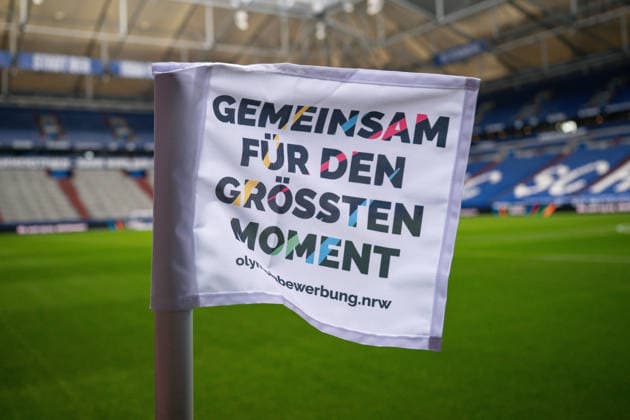 15 03 2026, Football, 2 Bundesliga, Season 2025 2026, Matchday 26, FC Schalke 04 Hannover 96, S Gelsenkirchen Rhein Ruhr, Corner flag Together for the greatest moment xRHR PHOTO YYx Copyright: KROEGER RHR-FOTOx RHR-FOTO YY
