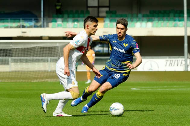 Genoa™s Johan Vasquez Verona™s Kieron Bowie during the Serie A soccer match between Hellas Verona and Genoa at the Bentegodi Stadium in Verona, north west Italy - Sunday , March 15 , 2026. - Soccer .  Copyright: xPaolaxGarbuio Lapressex