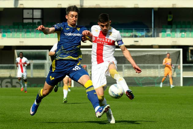 Verona™s Kieron Bowie Genoa™s Johan Vasquez during the Serie A soccer match between Hellas Verona and Genoa at the Bentegodi Stadium in Verona, north west Italy - Sunday , March 15 , 2026. - Soccer .  Copyright: xPaolaxGarbuio Lapressex