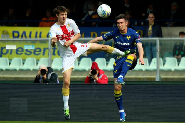 Genoa™s Morten Frendrup Verona™s Kieron Bowie during the Serie A soccer match between Hellas Verona and Genoa at the Bentegodi Stadium in Verona, north west Italy - Sunday , March 15 , 2026. - Soccer .  Copyright: xPaolaxGarbuio Lapressex