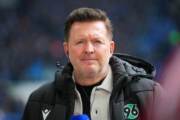 Soccer 2 Bundesliga, Matchday 26, FC Schalke 04 Hannover 96 on 15 03 2026 in Gelsenkirchen VELTINS Arena , Germany, Season 2025 2026 DFB DFL REGULATIONS PROHIBIT ANY USE OF PHOTOGRAPHS as IMAGE SEQUENCES and or QUASI VIDEO In Focus Christian Titz Head Coach H96 Gelsenkirchen VELTINS Arena Germany Copyright: xChristophxKinzingerx