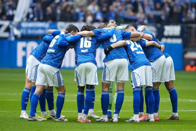 Soccer 2 Bundesliga, Matchday 26, FC Schalke 04 Hannover 96 on 15 03 2026 in Gelsenkirchen VELTINS Arena , Germany, Season 2025 2026 DFB DFL REGULATIONS PROHIBIT ANY USE OF PHOTOGRAPHS as IMAGE SEQUENCES and or QUASI VIDEO Team circle before the match of S04 Gelsenkirchen VELTINS Arena Germany Copyright: xChristophxKinzingerx
