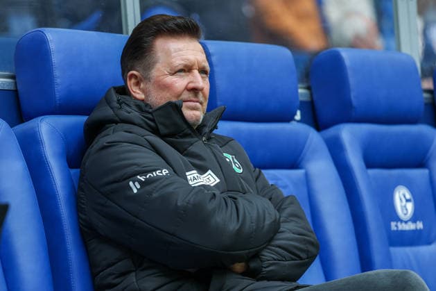 2 Bundesliga FC Schalke 04 Hannover 96 on 15 03 2026 at the Veltins Arena in Schalke Coach Christian Titz Hannover pensive MH