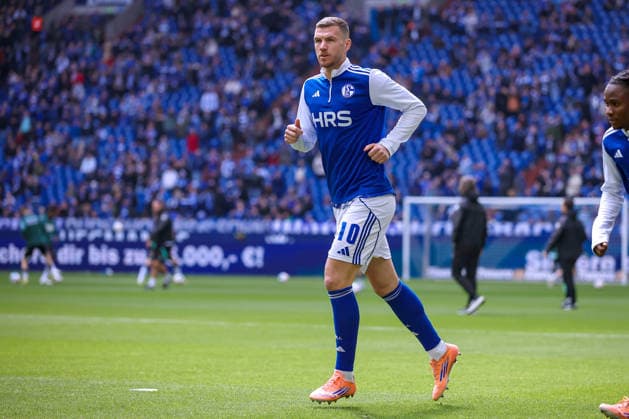 15 03 2026, Football, FC Schalke 04 Hannover 96, Matchday 26, 2 Fußball Bundesliga, Veltins Arena Gelsenkirchen, Season 2025 2026 Edin Dzeko Schalke04 10 DFB regulations prohibit any use of photographs as image sequences and or quasi video Nordrhein Westfalen Germany