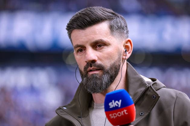 15 03 2026, Football, FC Schalke 04 Hannover 96, Matchday 26, 2 Fußball Bundesliga, Veltins Arena Gelsenkirchen, Season 2025 2026 Head coach Miron Muslic Schalke04 thoughtfully focused facial expression DFB regulations prohibit any use of photographs as image sequences and or quasi video North Rhine-Westphalia Germany