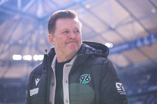 15 03 2026, Football, FC Schalke 04 Hannover 96, 26 Matchday, 2 Fußball Bundesliga, Veltins Arena Gelsenkirchen, Season 2025 2026 Head coach Christian Titz Hannover96 hc lachend DFB regulations prohibit any use of photographs as image sequences and or quasi video Nordrhein Westfalen Germany