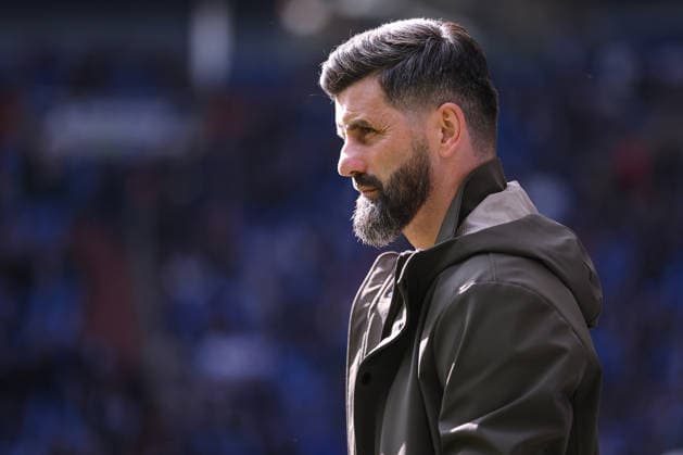 15 03 2026, Football, FC Schalke 04 Hannover 96, Matchday 26, 2 Fußball Bundesliga, Veltins Arena Gelsenkirchen, Season 2025 2026 Head coach Miron Muslic Schalke04 stands thoughtfully on the sidelines DFB regulations prohibit any use of photographs as image sequences and or quasi video North Rhine-Westphalia Germany