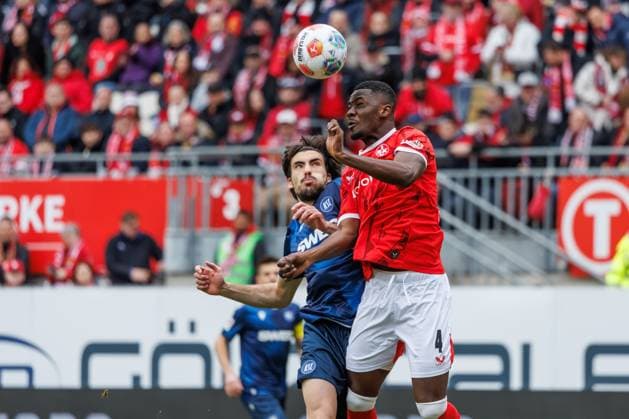 Maxwell Gyamfi 1 FC Kaiserslautern in header duel with Roko Simic Karlsruher SC , 1 FC Kaiserslautern vs Karlsruher SC, Soccer, 2 Bundesliga, Matchday 26, Season 2025 2026, 15 03 2026 1 FC Kaiserslautern vs Karlsruher SC, Soccer, 2 Bundesliga, Matchday 26, Season 2025 2026, 15 03 2026 Copyright: xEibner-Pressefoto AlexanderxNeisx EP_ANS